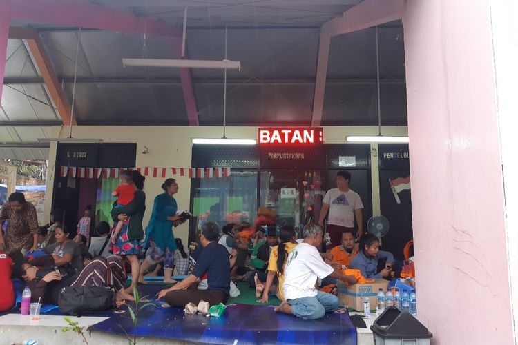 Suasana aula di RPTRA Matahari yang dijadikan posko bagi pengungsi kebakaran di Jalan Kebon Jeruk IV, Tamansari, Jakarta Barat