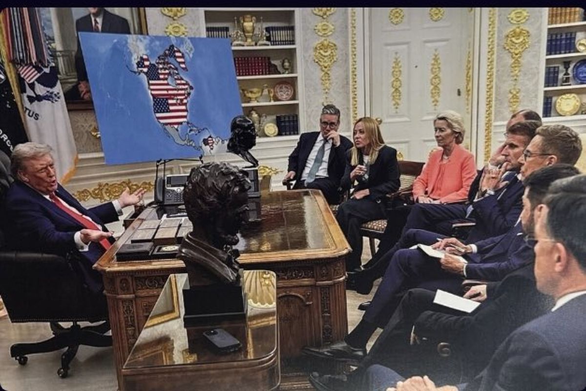 Donald Trump membagikan gambar peta Amerika Serikat yang mencakup Greenland, Kanada, dan Venezuela di depan para pemimpin Eropa.