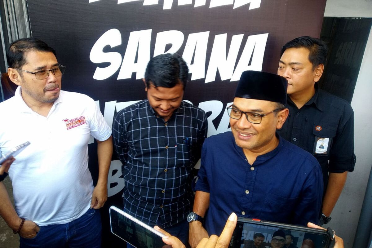 Ketua KPU Kota Blitar Choirul Umam memberikan keterangan pers di halaman kantor KPU, Jumat (18/8/2023) sore.