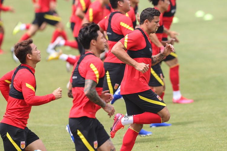 Sesi latihan tim nasional China di Shanghai pada 25 Mei 2020. Tampak Elkeson (kanan) penyerang naturalisasi asal Brasil ikut berlatih.