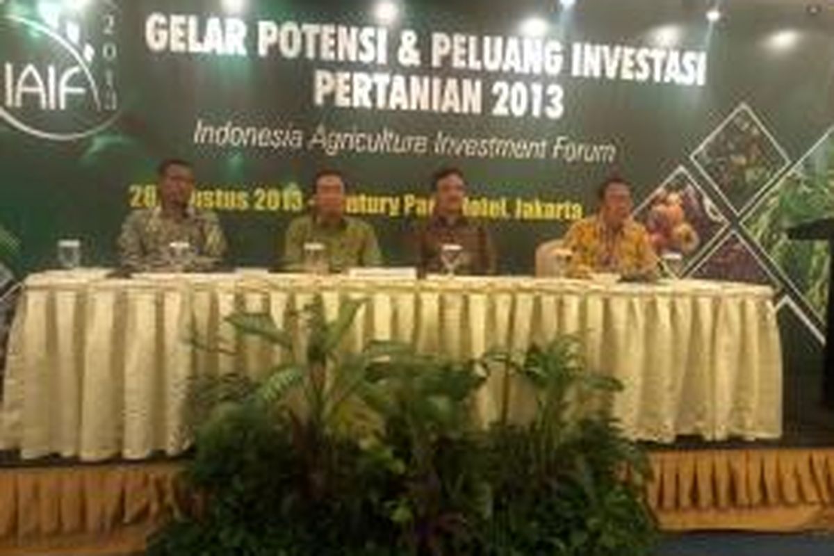 Menteri Pertanian RI, Suswono, (dua dari kiri), dalam forum Gelar Potensi dan Peluang Investasi Pertanian 2013, di Jakarta, Rabu (28/8/2013).