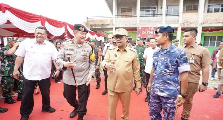 Tinjau Langsung TPS di Siak, Pj Gubernur Riau Pastikan Pilkada Aman