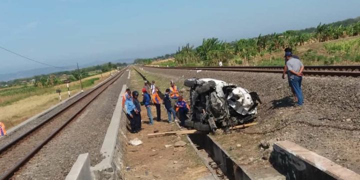 Mobil dinas wakil ketua DPRD Kendal yang tertabrak Kereta Api, Selasa (4/9/2018). 