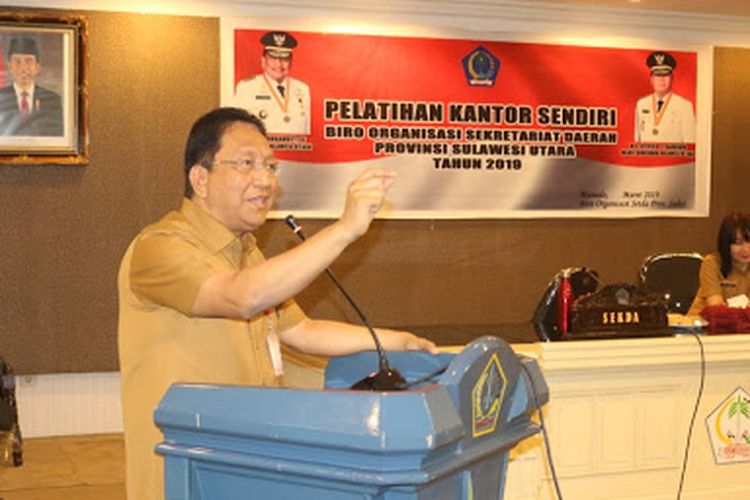 Sekretaris Daerah Provinsi Sulawesi Utara Edwin Silangen saat membuka kegiatan PKS Biro Organisasi Setdaprov Sulut di Ruang FJ Tumbelaka, Kantor Gubernur Sulut, Selasa (19/03/2019).