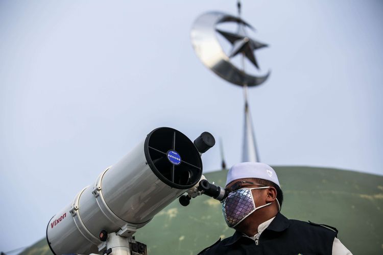 Petugas lembaga Falakiyah pondok pesantren Al-Hidayah Basmol, melakukan pemantauan hilal di atas masjid Al-Musariin di Jalan Al Hidayah Basmol, Jakarta Barat, Kamis (23/4/2020).