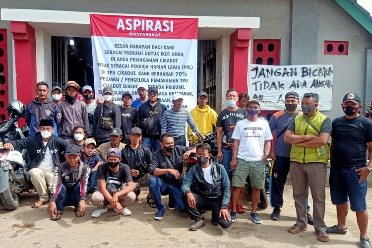 Pemikul jenazah Covid-19 Honorer TPU Cikadut Bandung