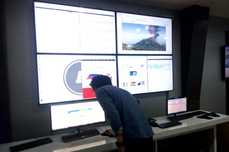 Petugas BPPTKG Yogyakarta saat memantau ruang monitoring kondisi Merapi di kantor BPPTKG Yogyakarta.