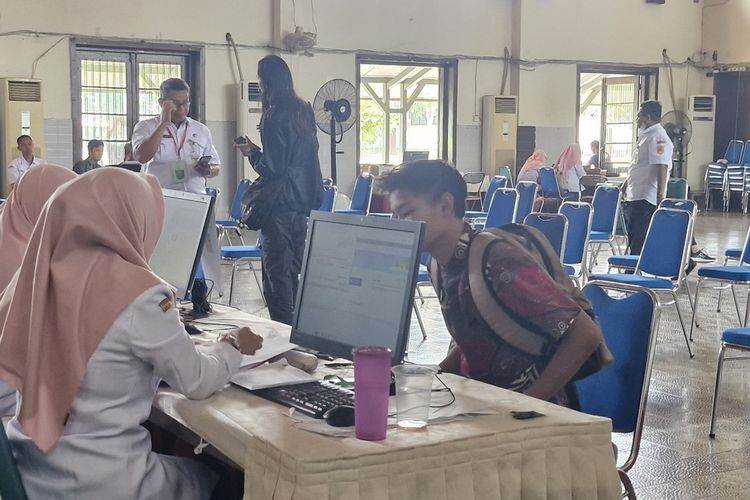 Calon peserta didik (CPD) bernama Muhammad Hanif Fathurarman melakukan daftar ulang di SMAN 1 Semarang, (3/7/2024).