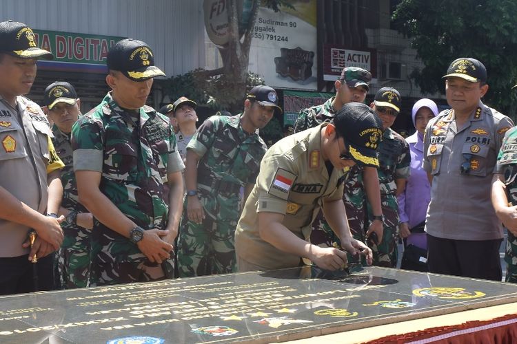 Plt Bupati Trenggalek Mochammad Nur Arifin menandatangani prasasti peresmian Tugu Latsirtadanus XXXIX, di lokasi kegiatan yang berada di Jalan Dewi Sartika Trenggalek Jawa Timur Selasa (9/04/2019).