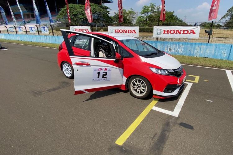 Mobil Honda Jazz yang dipakai Avila Bahar pada ajang ISSOM 2020 di Sirkuit Internasional Sentul, Kabupaten Bogor, Jawa Barat.