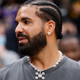 Drake Pakai Perhiasan Puluhan Miliar Rupiah