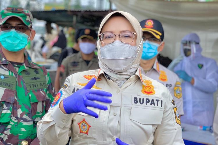 Sejumlah petugas sedang memeriksa surat rapid antigen sebagai syarat untuk ke Puncak Bogor di Simpang Gadog, Kabupaten Bogor, Jawa Barat, Jumat (12/2/2021)