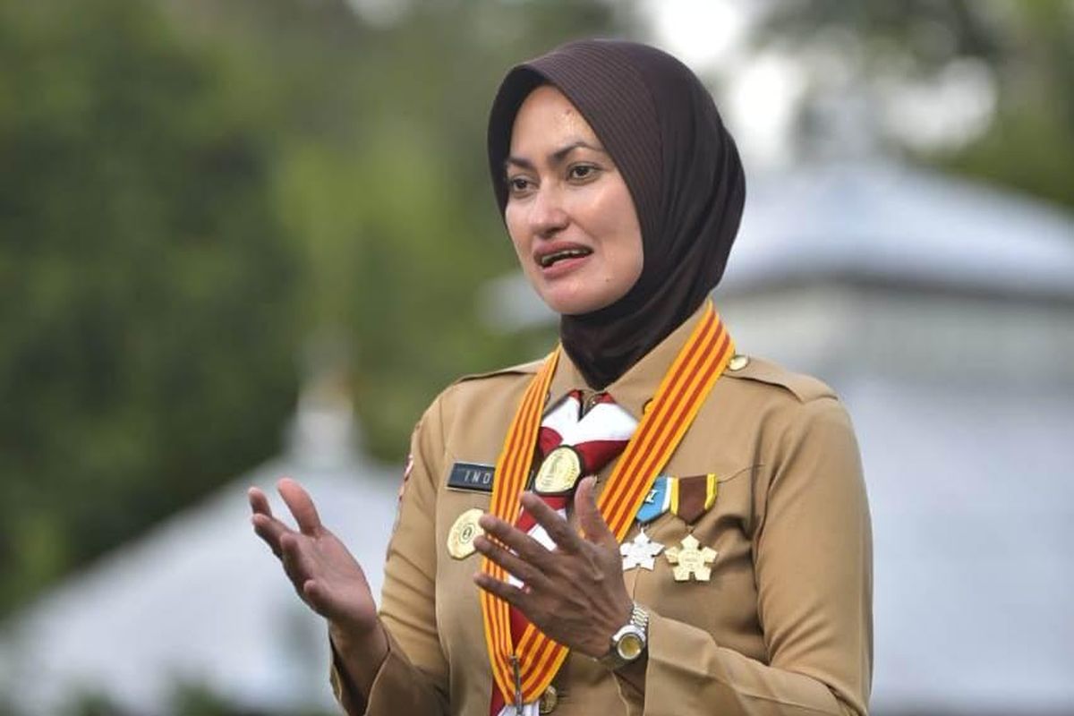 Bupati Luwu Utara Indah Putri Indriani saat membuka Kursus Pembina Pramuka Mahir Tingkat Dasar di Lapangan Pesantren Muhammadiyah Darul Arqam Desa Balebo Kecamatan Masamba, Minggu (15/3/2020).