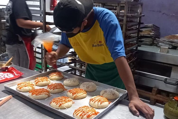Salah satu pegawai Super Roti milik Ismiyati sedang menyiapkan roti bekatul untuk dipanggang, Jumat (7/4/2023).
