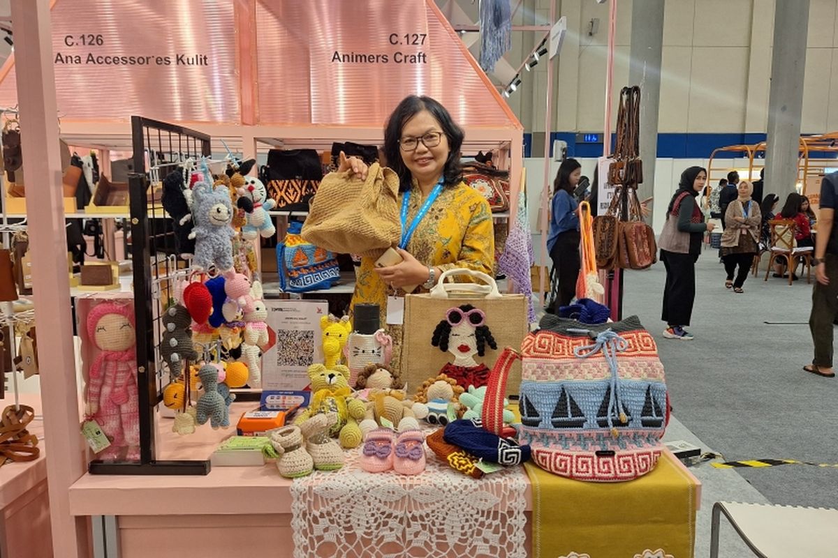 Pendiri Animers Craft Anita M Simamora memamerkan produk rajutan handmade di BRI UMKM Expo(RT) 2025, ICE BSD City, Tangerang. 