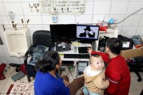 Tak Mampu Sewa Rumah, Keluarga Zeng Lijun Tinggal Dalam Toilet