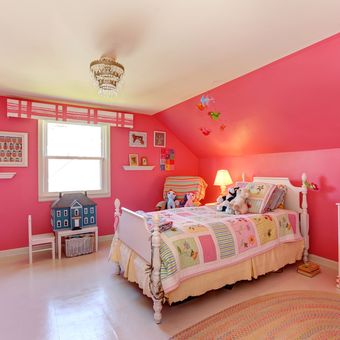 Ilustrasi kamar tidur anak dengan warna cat hot pink.