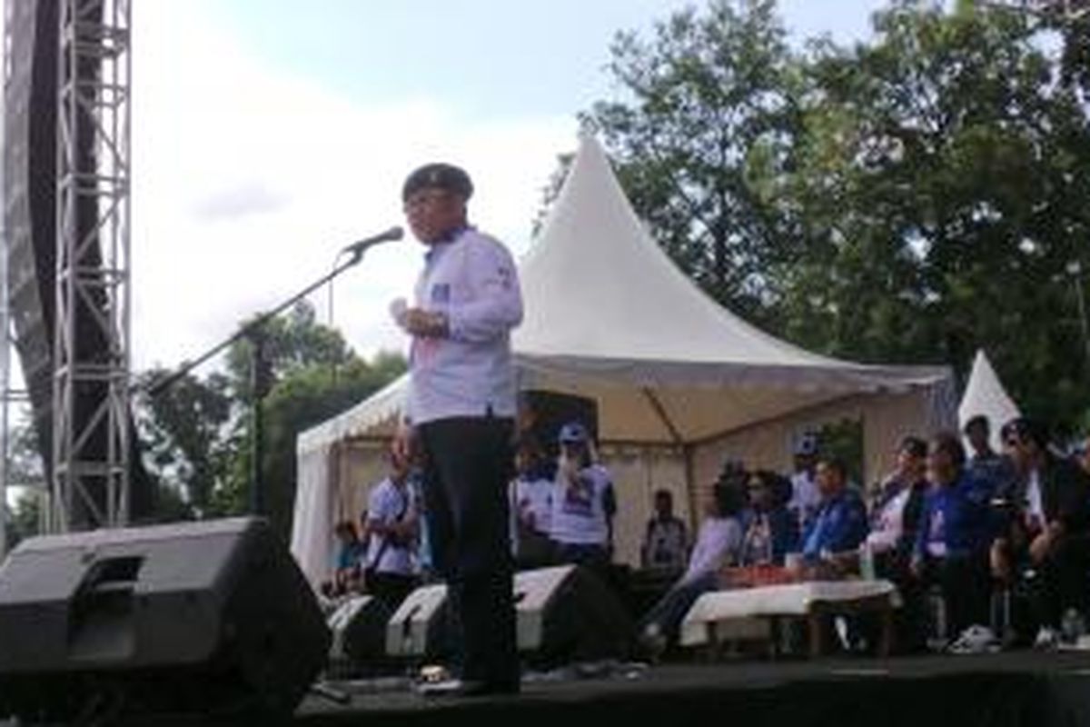 Ketua Dewan Pimpinan Daerah (DPD) Partai Demokrat DKI Jakarta Nachrowi Ramli saat menyampaikan orasinya di kampanye terbuka, di Lapangan Blok S, Jakarta, Minggu (30/3/2014).