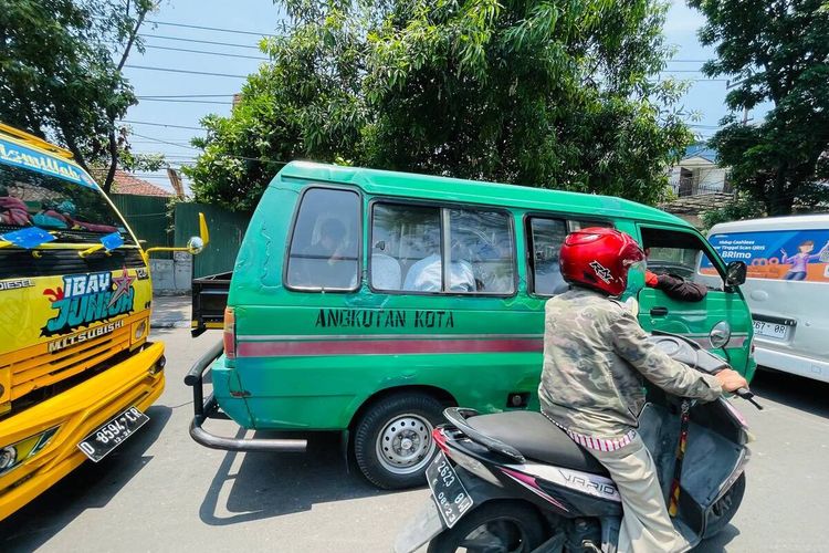 Sejumlah angkot jurusan Leuwi Panjang-Soreang saat tengah mencari penumpang di beberapa titik pemberhentian di Jalan Raya Kopo-Katapang, Kabupaten Bandung, Jawa Barat, pada Minggu (29/10/2023)