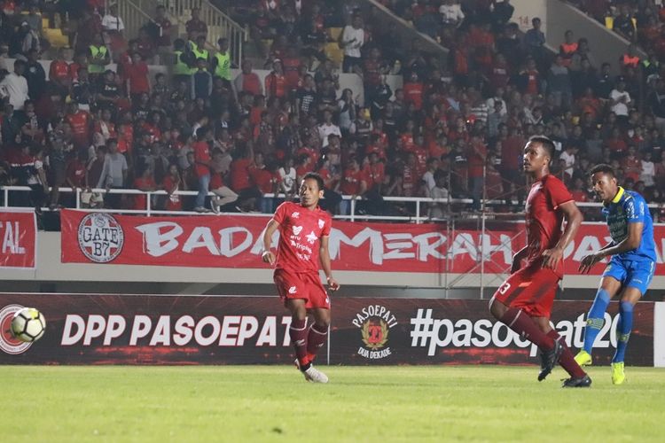 Striker asing Persib Bandung, menyepak bola mengarah ke gawang dalam laga uji coba Persis Solo vs Persib Bandung di Stadion Manahan, Solo, Sabtu (15/2/2020).