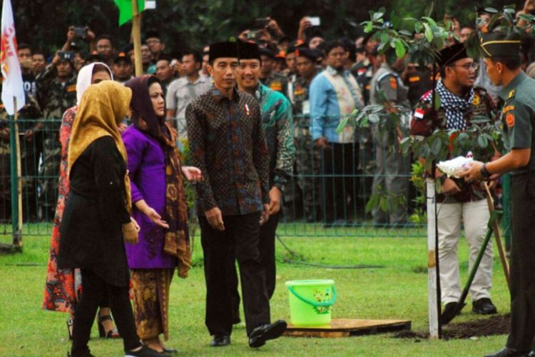 Presiden Joko Widodo usai melakukan penanaman pohon di Pelataran Candi Prambanan usai mengikuti Apel Kebangsaan Pemuda Islam Indonesia 