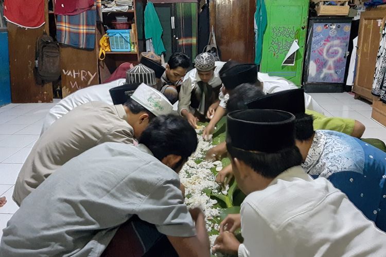 Tradisi mayoran, para santri putra Ponpes Darun Najah, Lumajang, Jawa Timur, makan bersama, Jumat (8/4/2022).