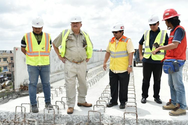 Gubernur Sumatera Selatan Alex Noerdin (dua dari kiri, berbaju cokelat), meninjau LRT Palembang dan berbincang dengan para pekerja di atas ketinggian 9 meter, Sabtu (4/3/2017)