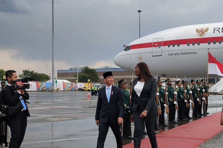 Wakil Presiden (Wapres) RI Gibran Rakabuming dan Menteri Listrik dan Energi Afrika Selatan Kgosientsho Ramokgopa di Bandar Udara Internasional O.R. Tambo, Johannesburg, Afrika Selatan, Jumat (21/11/2025)