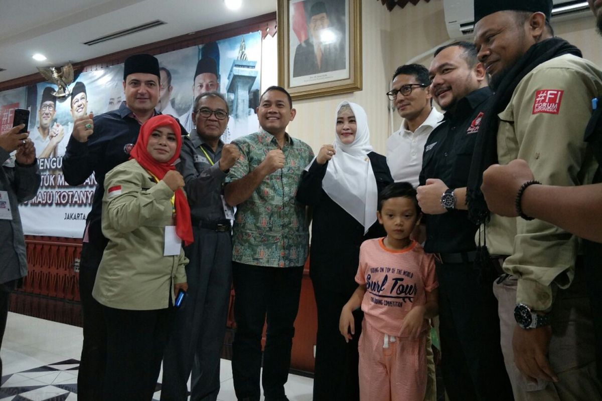 Wakil Gubernur DKI Jakarta Sandiaga Uno bersama Ketua Umum Bang Japar, Fahira Idris, di Kantor Wali Kota Jakarta Selatan, Minggu (5/11/2017). 