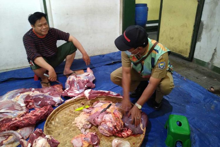 Akibat Penyakit Mulut dan Kuku (PMK) sejumlah Rumah Potong Hewan (RPH) di Kabupaten Bandung Mengalami penurunan sebanyak 20 persen.