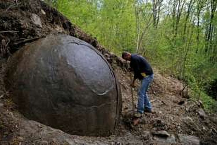Bola batu raksasa yang ditemukan di hutan Bosnia seberat sekitar 60 ton.