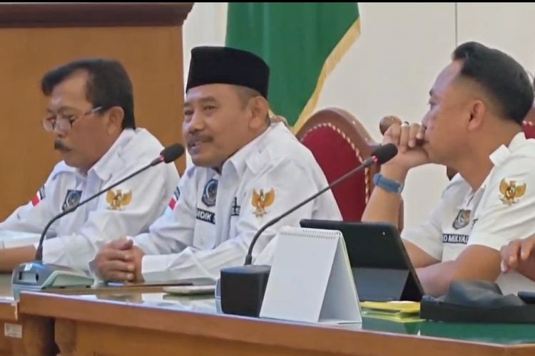 Ketua APDESI Ponorogo, Eko Mulyadi. Ratusan kepala desa (kades) di Kabupaten Ponorogo, yang tergabung dalam Asosiasi Pemerintah Desa Seluruh Indonesia (APDESI) Kabupaten Ponorogo mengeluhkan pencairan Dana Desa (DD) tahap kedua belum jelas, sehingga membuat pembangunan desa tersendat.