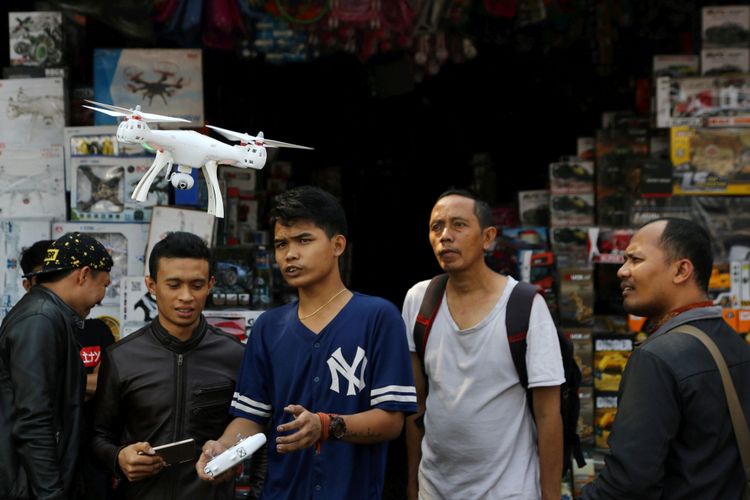 Pedagang memperlihatkan cara operasional drone mainan kepada pembeli di pasar mainan Gembrong, Jakarta, Jumat (27/7/2018). Mainan impor dari Tiongkok merupakan salah satu barang yang kini membanjiri pasar di dalam negeri.

KOMPAS/PRIYOMBODO (PRI)
27-07-2018

untuk tematik ekonomi senin (30/7/2018).