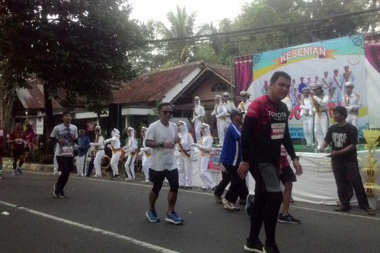 Para pemuda desa Deyangan bikin panggung di simpang tiga tugu pahlawan Deyangan. Simpang tiga itu tempat melintas pelari nomor marathon maupun half marathon di Borobudur Marathon 2018. 