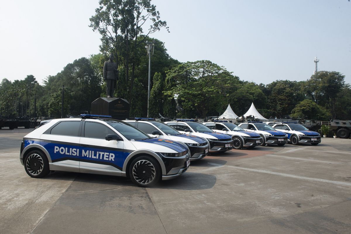 Hyundai Ioniq 5 yang digunakan oleh Paspampres menjadi lead car rombongan delegasi KTT ASEAN 2023