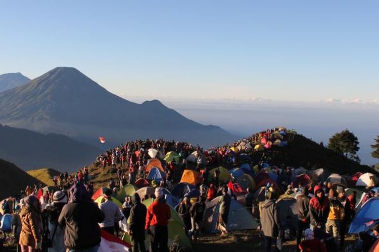 Ribuan pendaki berada di puncak Gunung Prau, Kabupaten Wonosobo, Jawa Tengah