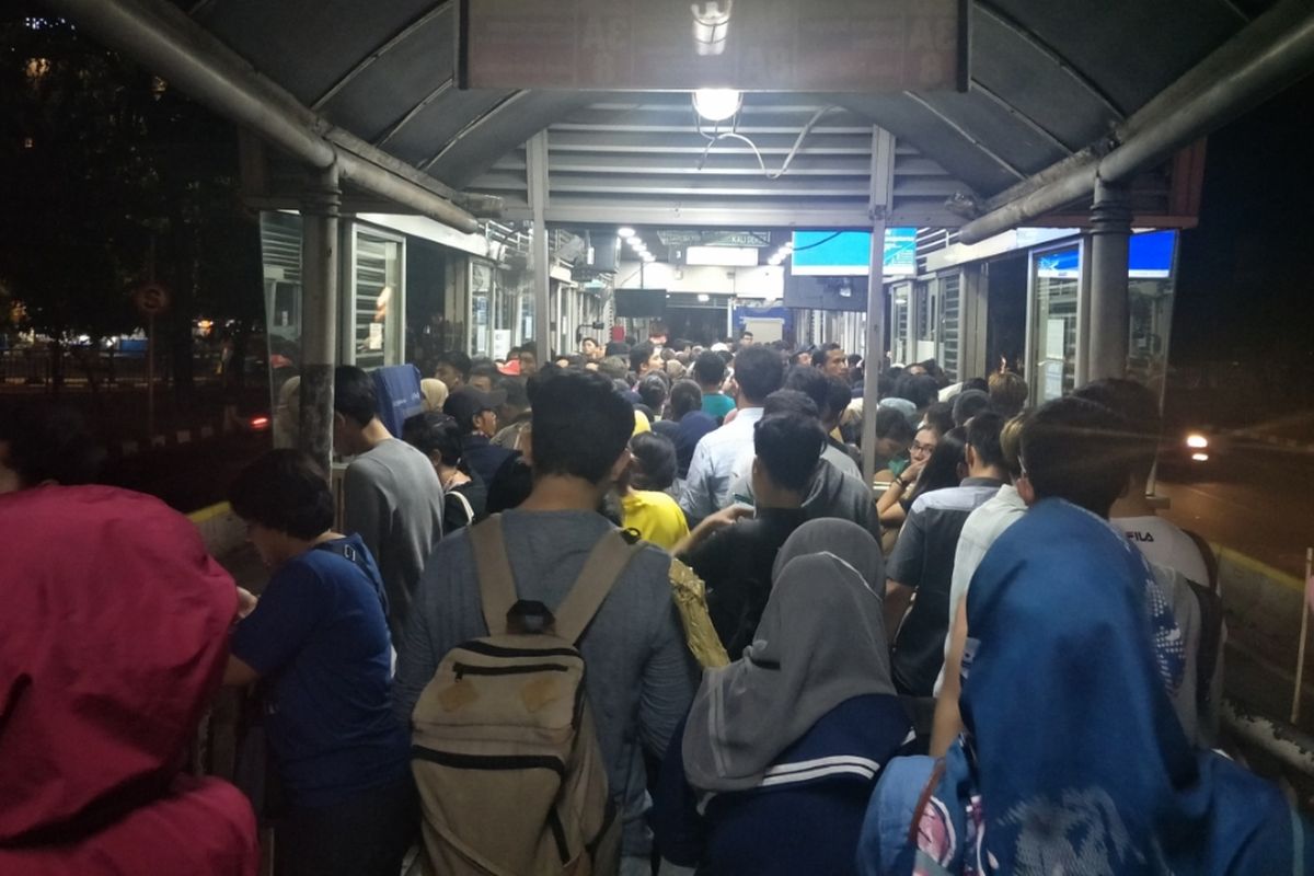 Kepadatan penumpang di Halte Transjakarta Grogol 1, Minggu (4/8/2019).