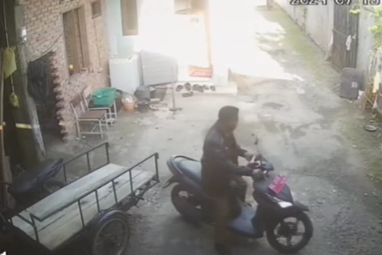 Video CCTV yang merekam aksi seorang ASN inisial EK mencuri sepeda motor berplat merah dari rumah lurah di Kota Binjai.