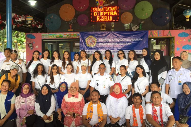 Finalis Top 16 Miss Universe 2025 bersama dengan warga di RPTRA Rasela, Rawa Badak Selatan, Jakarta Utara, Rabu (17/9/2025).