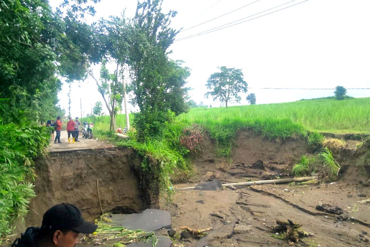 Kondisi jalur penghubung antar desa di Kecamatan Plosoklaten, Kabupaten Kediri, Jawa Timur, terputus akibat tergerus banjir bandang pada Rabu (29/1/2025).