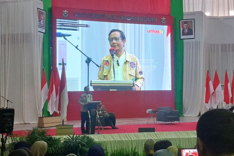 Cawapres nomor urut 3 Mahfud MD saat menghadiri acara Bedah Gagasan & Visi Calon Pemimpin Bangsa di Baruga A.P. Pettarani Unhas Makassar, Sulsel, Sabtu (13/1/2024).