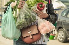 Pastikan Tak Ada Lagi Penggunaan Kantong Plastik, Pengelola Pasar Cibubur Sidak Pedagang