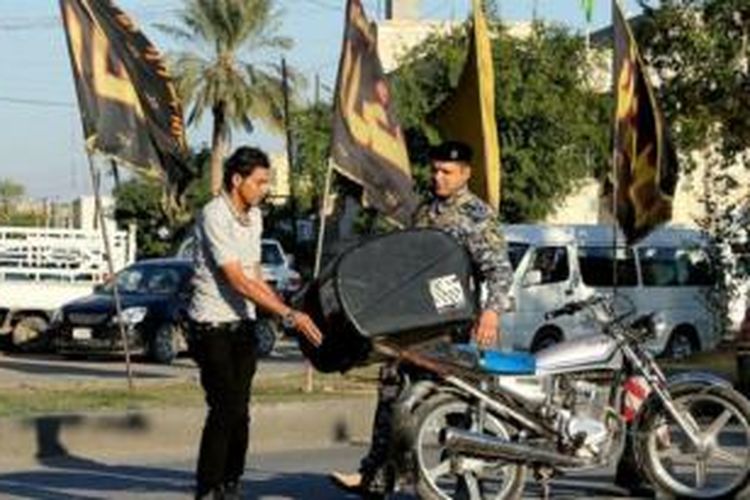 Salah satu kendala yang harus dilalui para pengantar pizza di Baghdad, Irak adalah banyaknya pos-pos penjagaan di kota itu. Setiap kali melewati sebuah pos, maka polisi atau tentara akan memeriksa sepeda motor para pengantar pizza. Tak jarang mereka dilarang melintas dan diperintahkan mencari jalan lain.