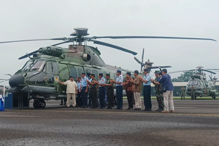 Menteri Pertahanan (Menhan)  Prabowo Subianto saat menyerahkan delapan unit helikopter angkut berat H225M kepada Kepala Staf Angkatan Udara (KASAU) Marsekal TNI Fadjar Prasetyo di Lanud Atang Sendjaja Bogor, Jumat (1/12/2023). 