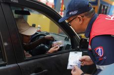 Hari Pelanggan Nasional, Hutama Karya Bagikan Ribuan Merchandise kepada Pengguna Jalan Tol