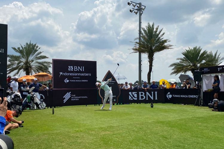 Pegolf Jazz Janewattananond (Thailand) saat melakukan tee-off pada ajang BNI Indonesian Masters 2022, Kamis (1/12/2022).