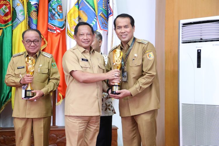 Bupati Wonogiri Joko Sutopo meraih dua penghargaan dalam ajang Innovation Government Award (IGA) 2023 dari Kementerian Dalam Negeri (Kemendagri) RI. Penyerahan penghargaan dilakukan langsung oleh Menteri Dalam Negeri Muhammad Tito Karnavian di Kantor Kemendagri, Jakarta, Selasa (12/12/2023).