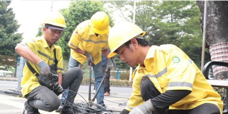 Petugas Dinas Bina Marga Pemprov DKI Jakarta melakukan penataan Sarana Jaringan Utilitas Terpadu (SJUT) di sejumlah ruas jalan di Jakarta. 