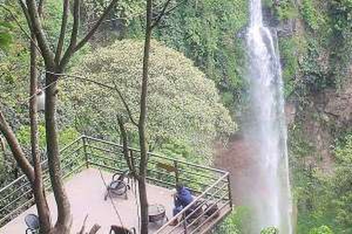 Pengunjung mengamati keindahan Curug Cimahi dari menara pandang, Selasa (26/1/2016). Curug Cimahi adalah salah satu destinasi wisata di Kabupaten Bandung Barat, Jawa Barat, yang dikelola Perum Perhutani.