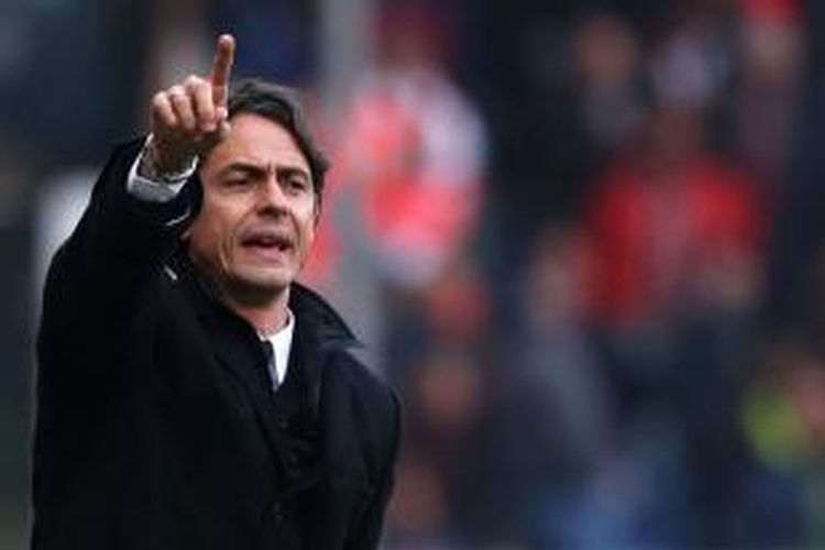 Salah satu aksi pelatih AC Milan Filippo Inzaghi saat menyaksikan timnya melakoni laga Serie-A melawan Genoa, di Luigi Ferraris, Minggu (7/12/2014). Laga tersebut berakhir 1-0 untuk Genoa.
